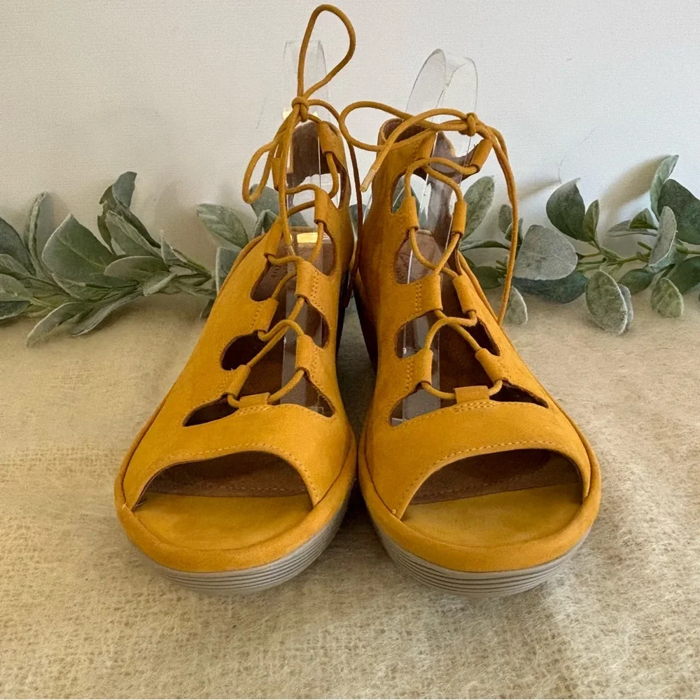 Clarks Artisan Clarene Grace lace up wedge heel in yellow women size 10 - Picture 3 of 10